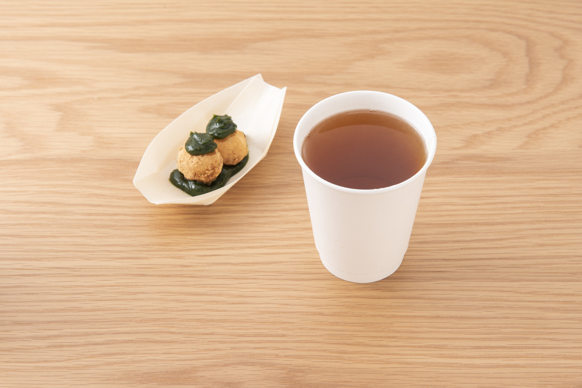 香り利休ほうじ茶（温）：ミシュランスターでも使用されているつぼ市自慢のほうじ茶をご注文ごとに急須でお淹れします。