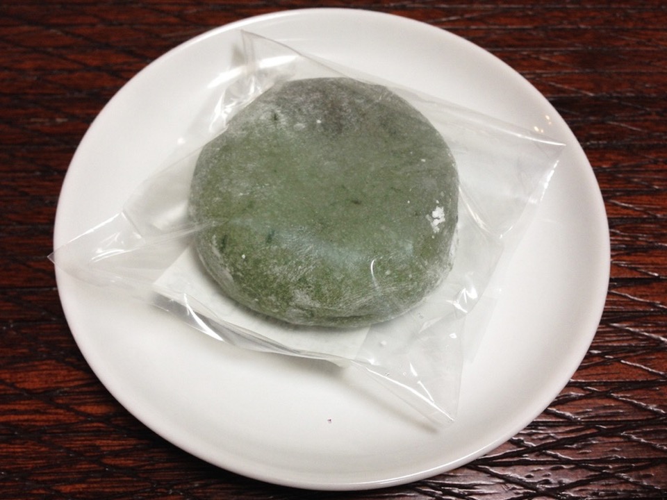 草もちは郷土菓子で真田幸村（信繫）ゆかりの製法で作られたよもぎの草もちで中はこしあん外の餅は練り上げた餅。大阪産（もん）名品